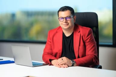 Softbinator înregistrează 6,4 milioane lei în T1 2025, scădere de 5%. Extindere globală și adaptare la tehnologiile AI în focus.
