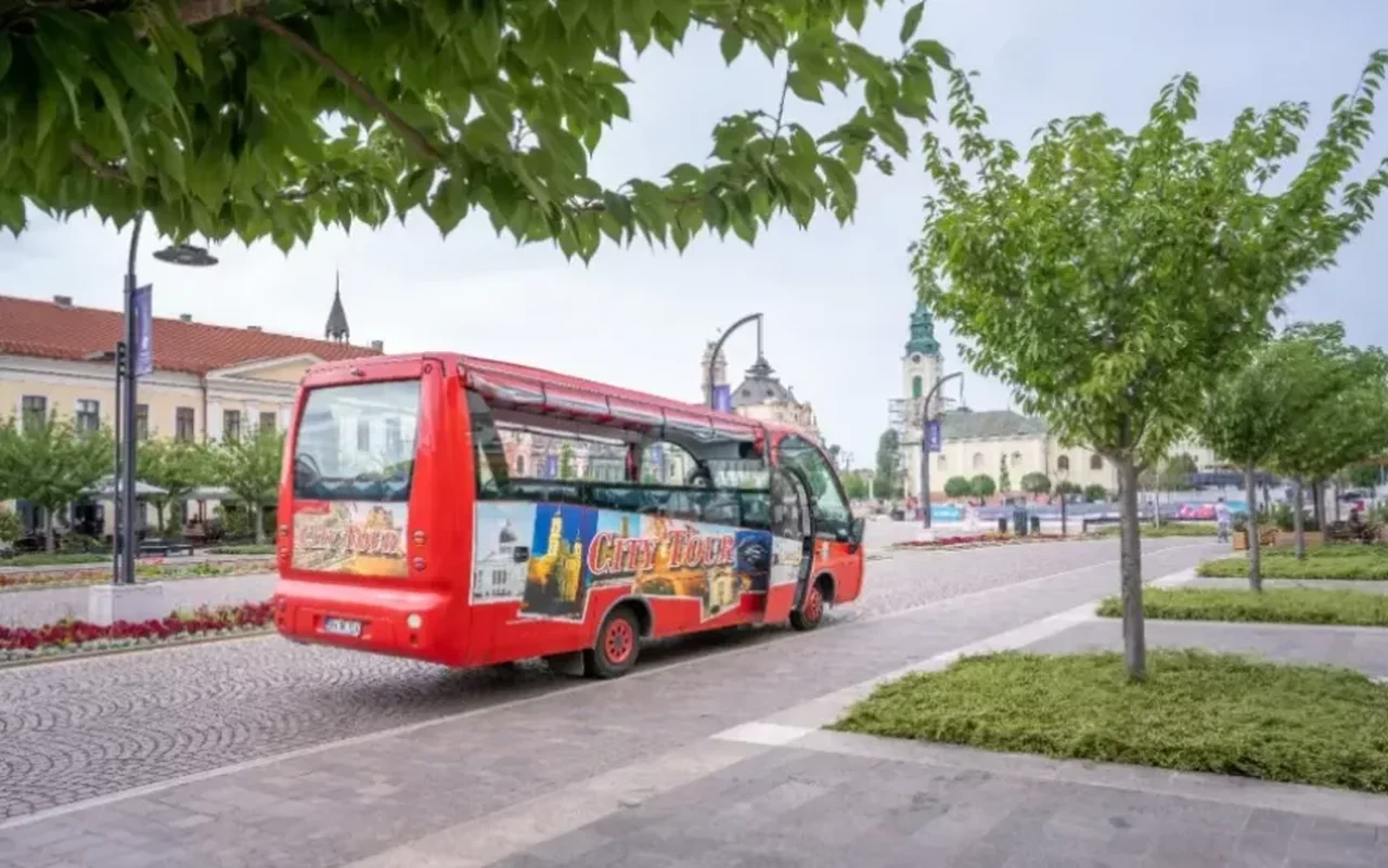 Autobuzul turistic din Oradea circulă pe 8 și 9 august, din oră în oră