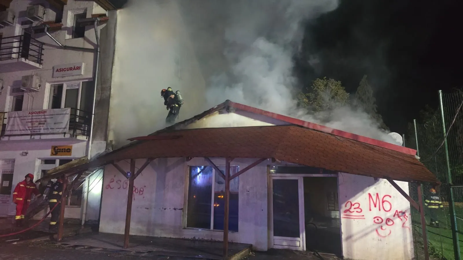 Beiuș: incendiu la Baza Sportivă, acoperiș pe ~60 m² și cauză probabilă fumatul