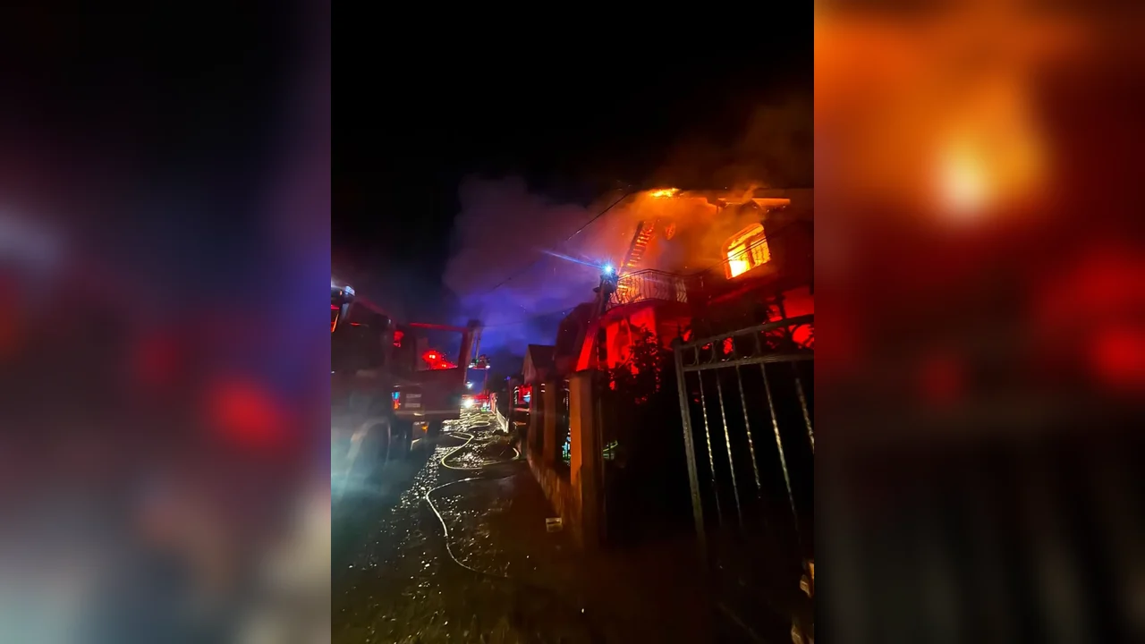 Incendiu de casă în Oșorhei, la 23:20; cauza probabilă, un coș de fum defect