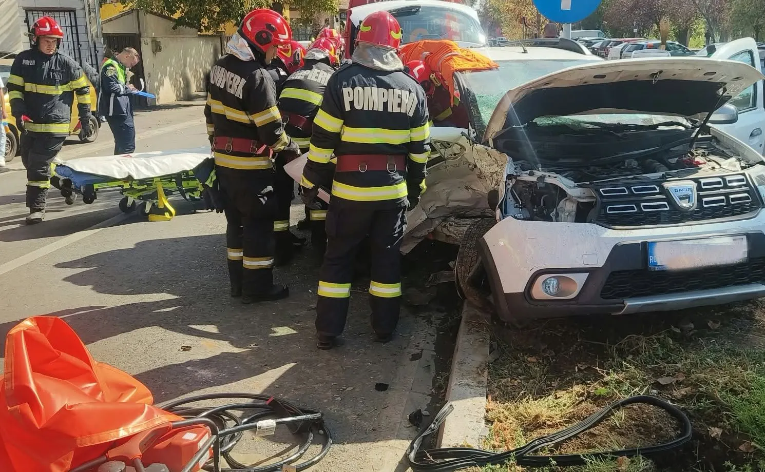 Oradea, Sfântul Apostol Andrei: femeie descarcerată după impact între două auto