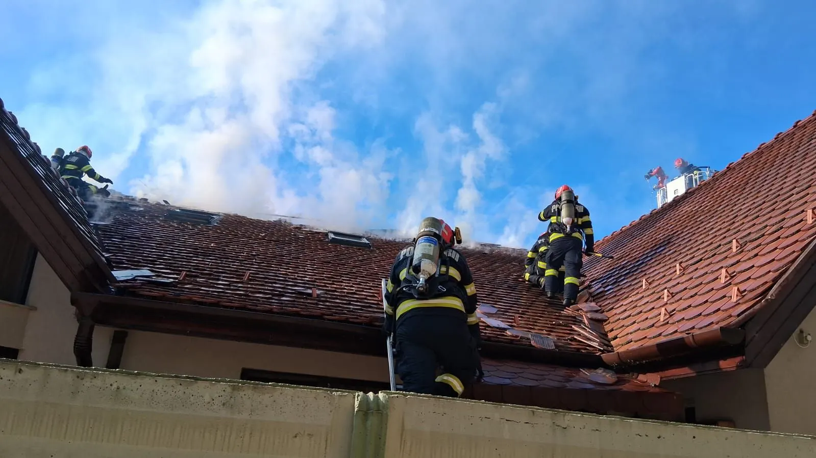 Incendiu pe strada Lugojului: trei locuințe afectate, adolescent evacuat